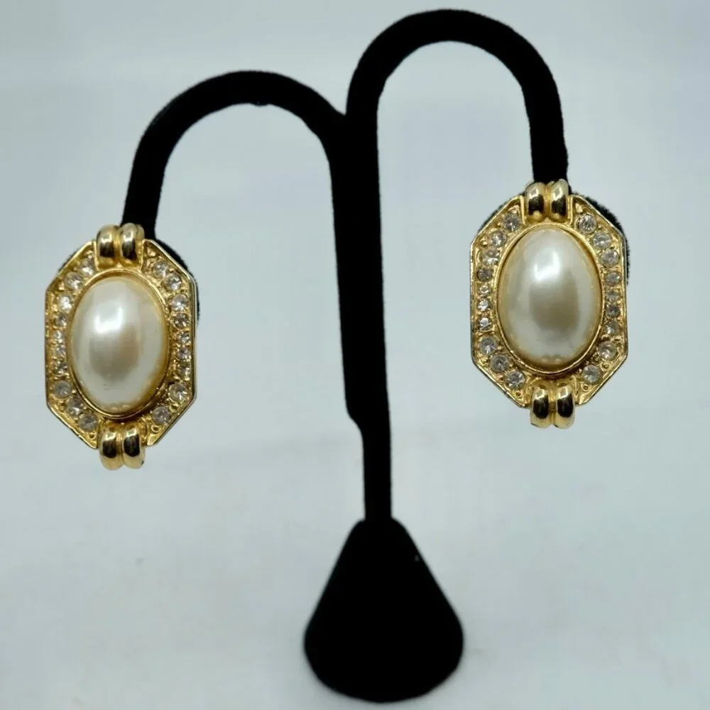 KENNETH JAY LANE~Vintage 90s~MABE PEARL & RHINESTONE GOLD PLATED CLIP EARRINGS - Picture 5 of 5